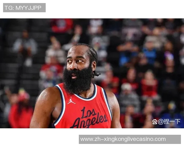 尼克斯与雷霆激战正酣NBA赛场精彩瞬间回顾与分析